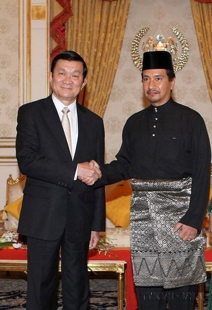 Quốc vương Malaysia Tuanku Mizan Zainal Billah Shah đón Chủ tịch nước Trương Tấn Sang trong chuyến thăm cấp Nhà nước tới Malaysia, ngày 28/9/2011. (Ảnh: Nguyễn Khang /TTXVN)