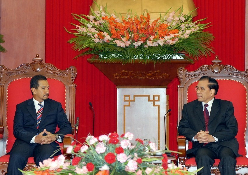 Tổng Bí thư Nông Đức Mạnh tiếp Quốc vương Malaysia Tuanku Mizan Zainal Billah Shah trong chuyến thăm chính thức Việt Nam, ngày 12/03/2009. (Ảnh: Nhan Sáng/TTXVN)