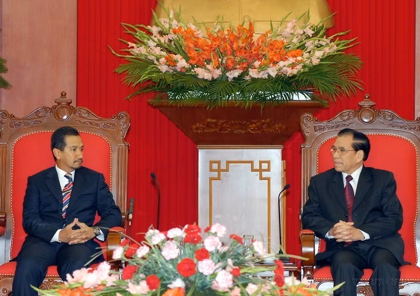 Tổng Bí thư Nông Đức Mạnh tiếp Quốc vương Malaysia Tuanku Mizan Zainal Billah Shah trong chuyến thăm chính thức Việt Nam, ngày 12/03/2009. (Ảnh: Nhan Sáng/TTXVN)