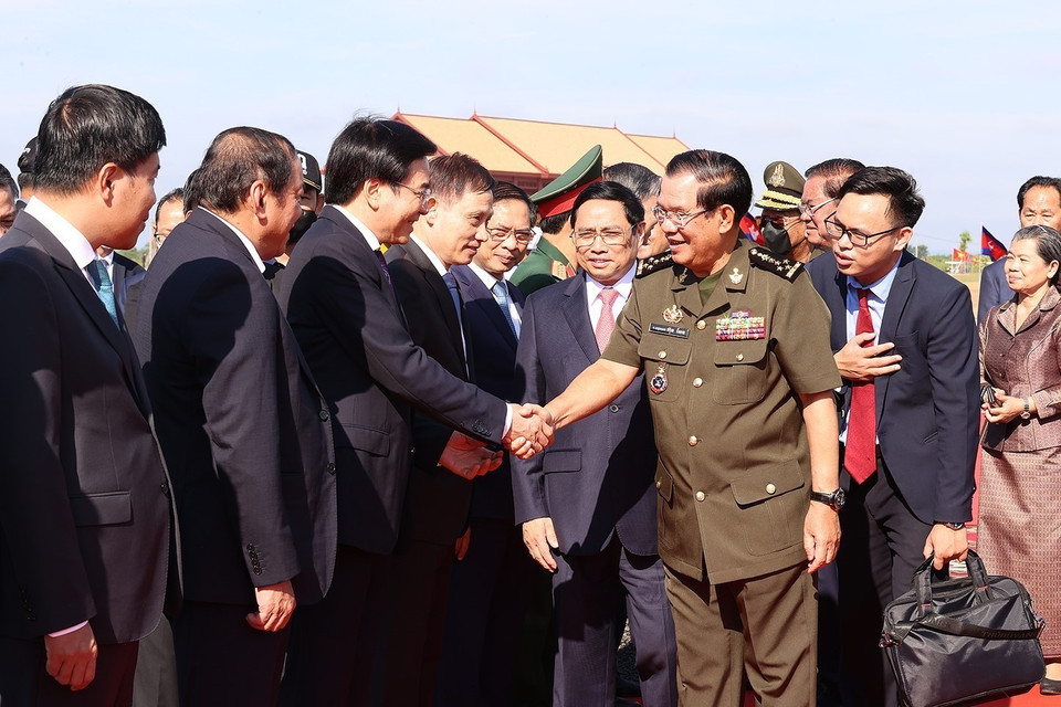 Hình ảnh Thủ tướng Phạm Minh Chính đón Thủ tướng Campuchia Samdech Techo Hun Sen sang thăm điểm dừng chân trong hành trình cứu nước tại Khu vực X16. (Ảnh: Dương Giang/TTXVN)