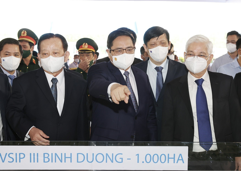 Thủ tướng Phạm Minh Chính tham quan mô hình xây dựng Khu công nghiệp Việt Nam-Singapore (VSIP III). (Ảnh: Dương Giang/TTXVN)