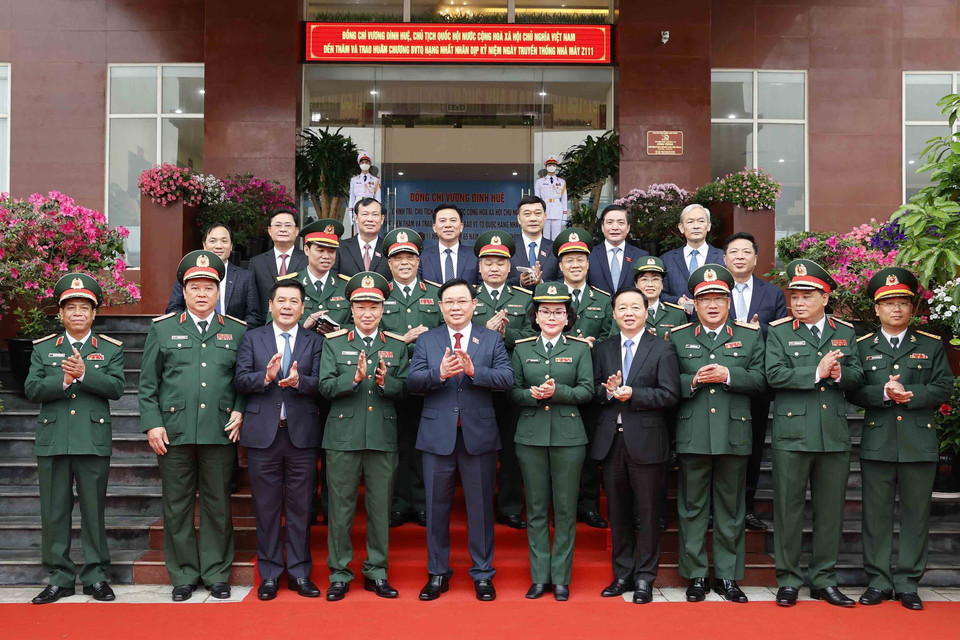 Chủ tịch Quốc hội Vương Đình Huệ chụp ảnh chung các đại biểu. (Ảnh: Doãn Tấn/TTXVN)