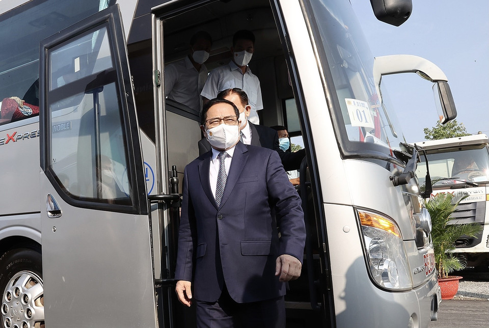 Thủ tướng Phạm Minh Chính đi khảo sát và đến dự lễ động thổ xây dựng Khu công nghiệp Việt Nam-Singapore (VSIP III) với diện tích 1.000ha. (Ảnh: Dương Giang/TTXVN)