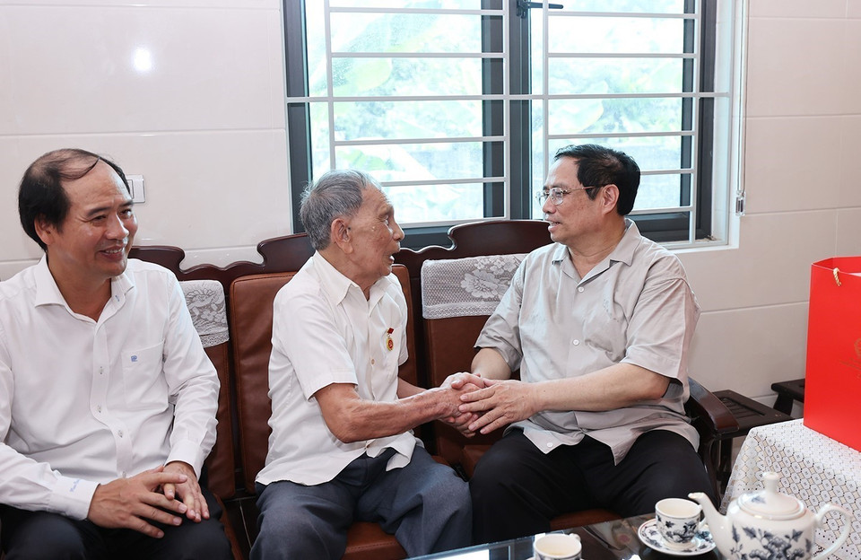 Thủ tướng Phạm Minh Chính thăm ông Nguyễn Văn Minh, 95 tuổi, cán bộ tiền khởi nghĩa, nguyên Bí thư Thị ủy Hà Tĩnh. (Ảnh: Dương Giang/TTXVN)