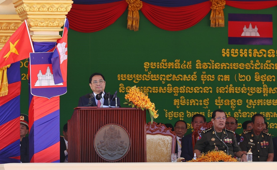 Hình ảnh Thủ tướng Phạm Minh Chính phát biểu tại lễ kỷ niệm 45 năm Con đường tiến tới đánh đổ chế độ diệt chủng Pol Pot của Thủ tướng Campuchia Hun Sen. (Ảnh: Dương Giang/TTXVN)