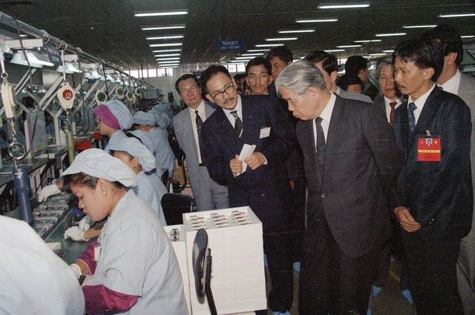 Tổng Bí thư Đỗ Mười thăm nhà máy điện tử TAAC trong chuyến thăm chính thức Malaysia (1994). (Ảnh: Xuân Lâm/TTXVN)