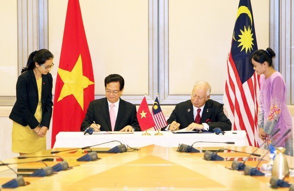 Thủ tướng Nguyễn Tấn Dũng và Thủ tướng Malaysia Najib Razak ký Tuyên bố về khuôn khổ quan hệ Đối tác chiến lược Việt Nam-Malaysia, chiều 7/8/2015, tại Thủ đô Kuala Lumpur. (Ảnh: Đức Tám/TTXVN)
