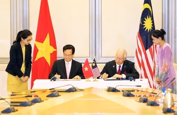 Thủ tướng Nguyễn Tấn Dũng và Thủ tướng Malaysia Najib Razak ký Tuyên bố về khuôn khổ quan hệ Đối tác chiến lược Việt Nam-Malaysia, chiều 7/8/2015, tại Thủ đô Kuala Lumpur. (Ảnh: Đức Tám/TTXVN)