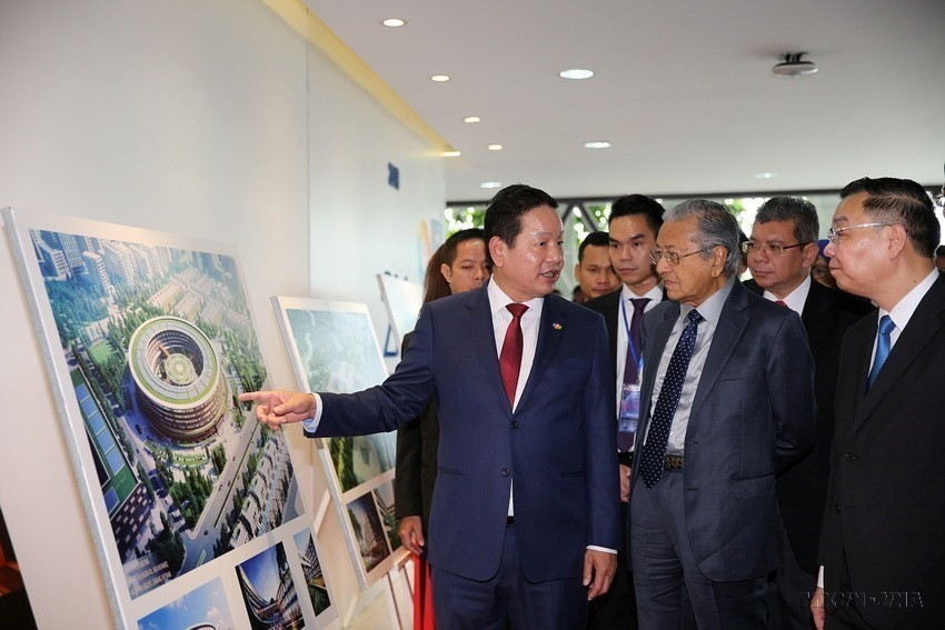 Thủ tướng Malaysia Mahathir Mohamad nghe giới thiệu về quá trình phát triển của Tập đoàn FPT trong chuyến thăm chính thức Việt Nam (28/8/2019). (Ảnh: Dương Giang/TTXVN)
