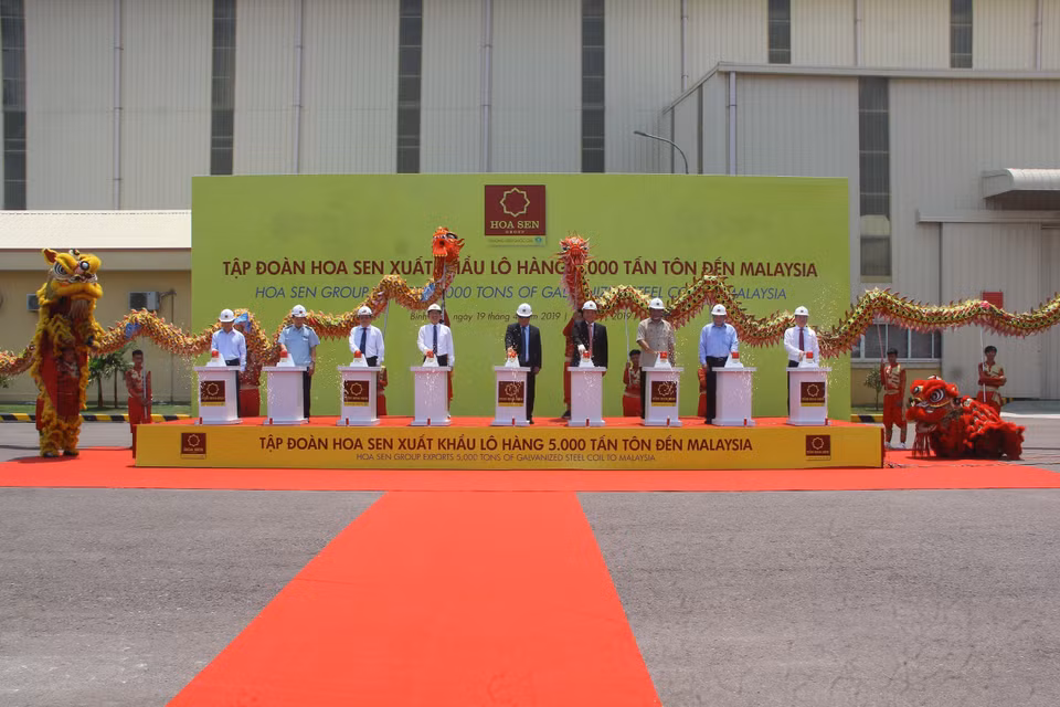 Nghi thức xuất khẩu lô hàng 5.000 tấn tôn Hoa Sen sang thị trường Malaysia (19/4/2019). (Ảnh: Quốc Dũng/TTXVN)