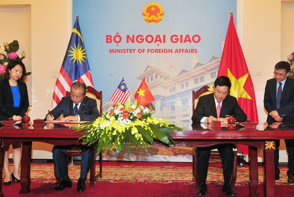 Phó Thủ tướng, Bộ trưởng Ngoại giao Phạm Bình Minh và Bộ trưởng Ngoại giao Malaysia Anifah Aman ký Biên bản thỏa thuận giữa Bộ ngoại giao hai nước tai Kỳ họp lần thứ năm Ủy ban hợp tác Kinh tế, Khoa học và Kỹ thuật Việt Nam-Malaysia(27/7/2017). (Ảnh: Nguyễn Khang/TTXVN)