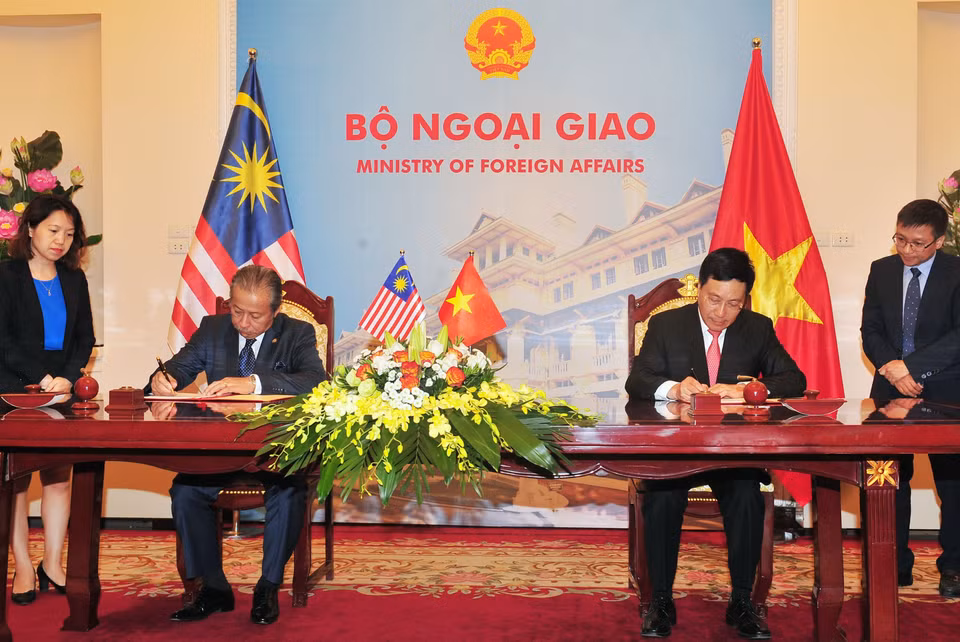 Phó Thủ tướng, Bộ trưởng Ngoại giao Phạm Bình Minh và Bộ trưởng Ngoại giao Malaysia Anifah Aman ký Biên bản thỏa thuận giữa Bộ ngoại giao hai nước tai Kỳ họp lần thứ năm Ủy ban hợp tác Kinh tế, Khoa học và Kỹ thuật Việt Nam-Malaysia(27/7/2017). (Ảnh: Nguyễn Khang/TTXVN)