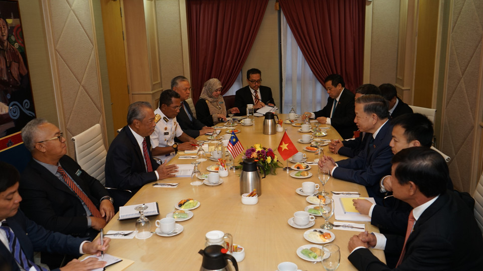 Bộ trưởng Bộ Nội vụ Malaysia Muhyddin Yassin hội đàm với Bộ trưởng Bộ Công an Tô Lâm trong chuyến thăm Malaysia, ngày 13/2/2020. (Ảnh: Mạnh Tuấn/TTXVN)