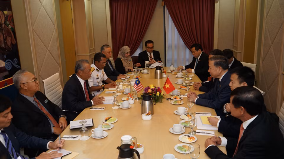 Bộ trưởng Bộ Nội vụ Malaysia Muhyddin Yassin hội đàm với Bộ trưởng Bộ Công an Tô Lâm trong chuyến thăm Malaysia, ngày 13/2/2020. (Ảnh: Mạnh Tuấn/TTXVN)