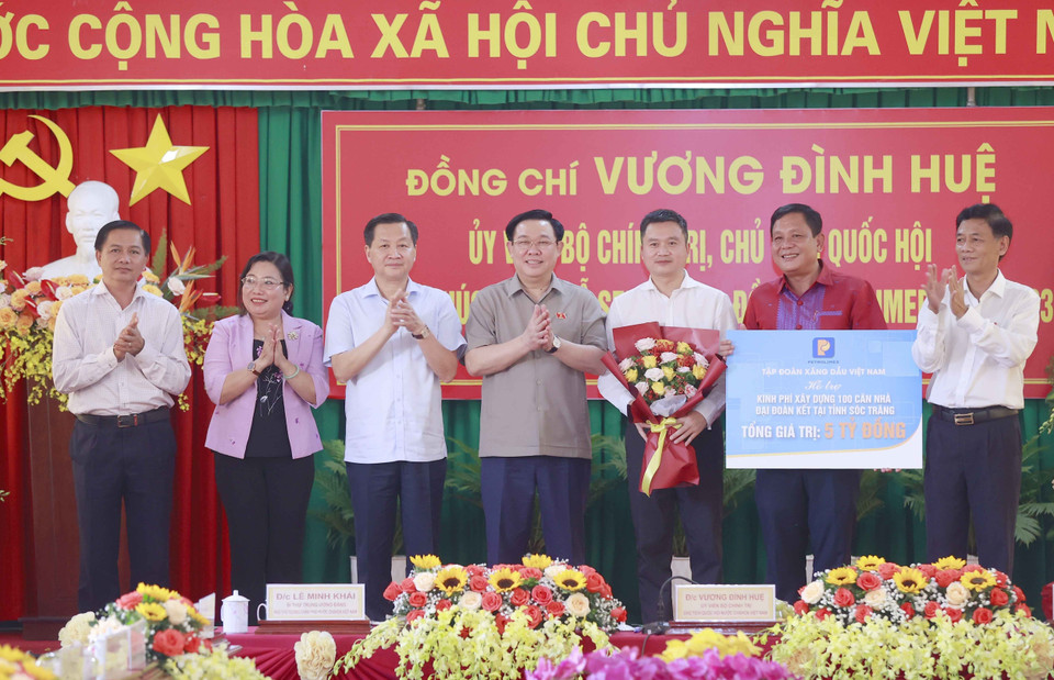 Chủ tịch Quốc hội Vương Đình Huệ chứng kiến Tập đoàn Xăng dầu Việt Nam trao 5 tỷ đồng hỗ trợ kinh phí xây 100 căn nhà đại đoàn kết tại tỉnh Sóc Trăng. (Ảnh: Doãn Tấn/TTXVN)