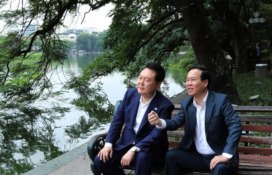 Chủ tịch nước Võ Văn Thưởng giới thiệu với Tổng thống Hàn Quốc Yoon Suk Yeol về ý nghĩa lịch sử của danh thắng hồ Hoàn Kiếm, nơi được coi là trái tim của Thủ đô Hà Nội - Thành phố vì hòa bình. (Ảnh: Lâm Khánh/TTXVN)