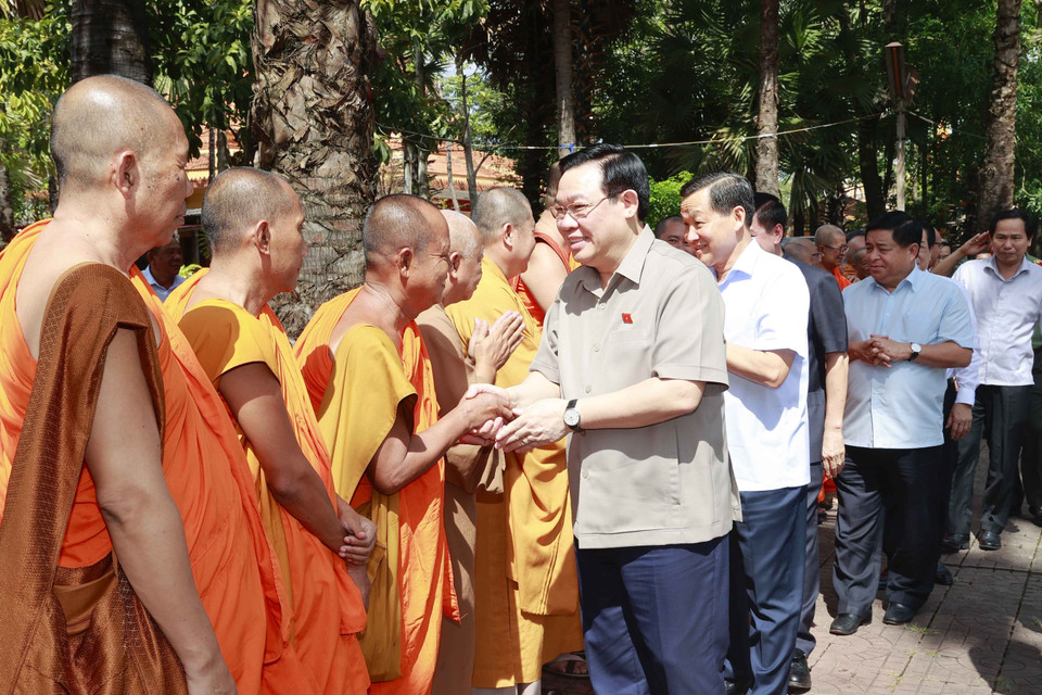 Chủ tịch Quốc hội Vương Đình Huệ với chư tăng Hội Đoàn kết Sư sãi Yêu nước tỉnh Sóc Trăng. (Ảnh: Doãn Tấn/TTXVN)