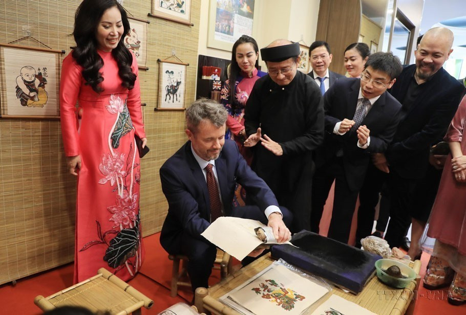 Thái tử kế vị Đan Mạch Frederik trải nghiệm nghệ thuật làm tranh dân gian Đông Hồ trong chuyến thăm chính thức Việt Nam. (Ảnh: Lâm Khánh/TTXVN)