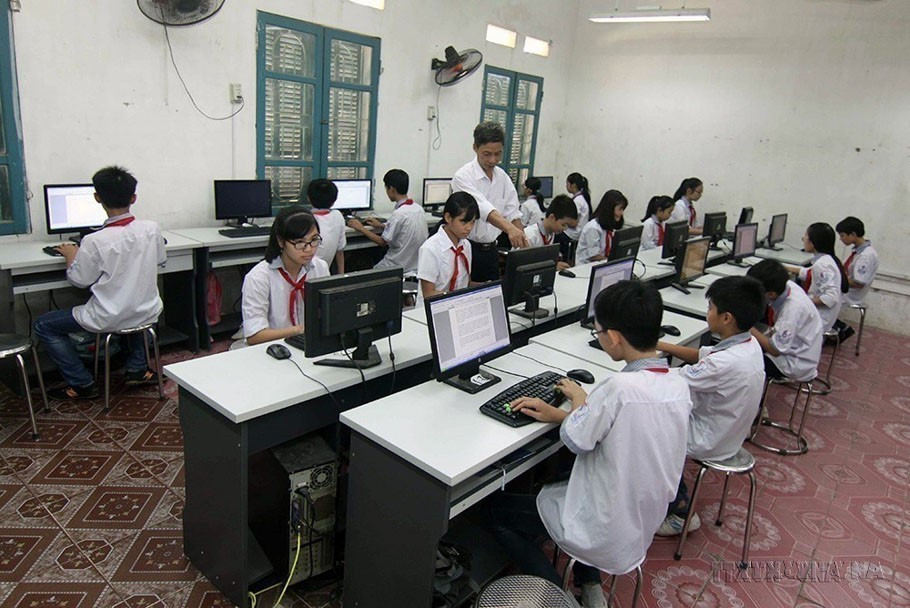 Giờ thực hành Tin học của học sinh lớp 8, trường Trung học Cơ sở Tân Hội, xã Tân Hội, huyện Đan Phượng - huyện đạt chuẩn Nông thôn mới đầu tiên của Hà Nội. (Ảnh: Vũ Sinh/TTXVN)