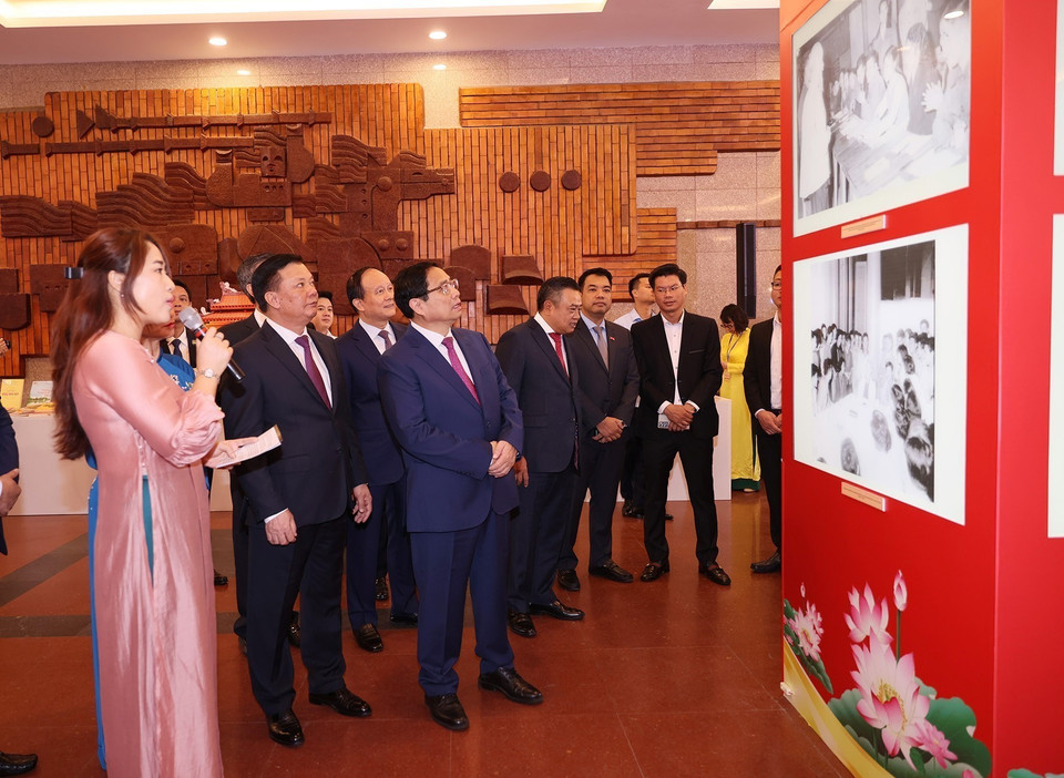Thủ tướng Phạm Minh Chính cùng các đại biểu tham quan triển lãm ảnh Hà Nội ngàn hoa dâng Bác. (Ảnh: Dương Giang/TTXVN)