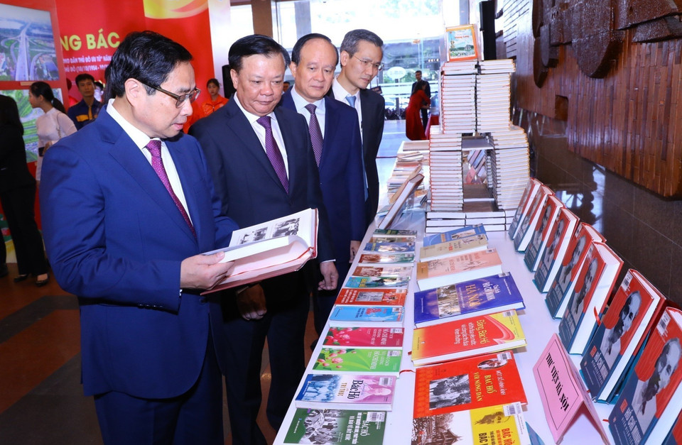 Thủ tướng Phạm Minh Chính cùng các đại biểu tham quan trưng bày sách Những bông hoa đẹp. (Ảnh: Dương Giang/TTXVN)