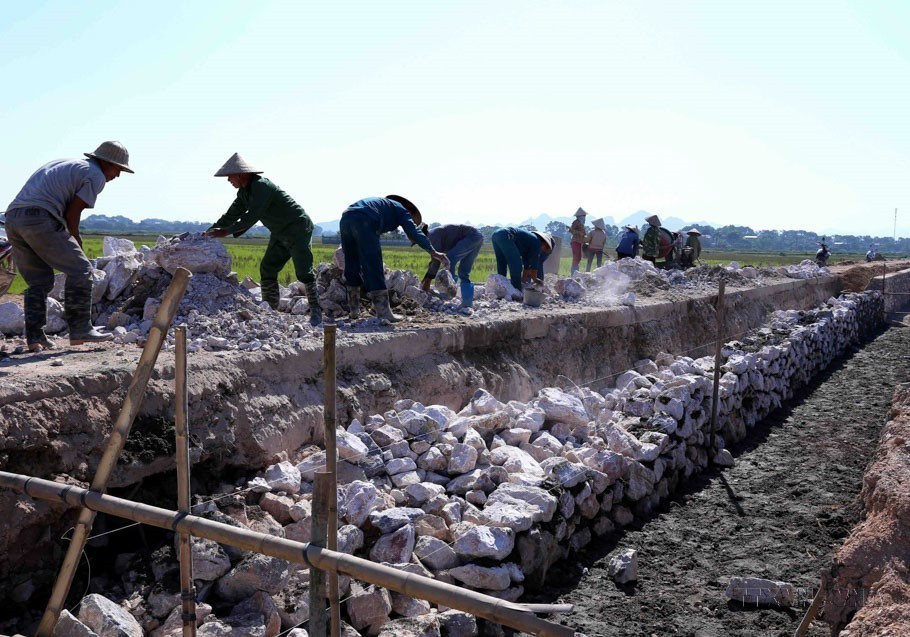 Kiên cố hóa kênh mương và làm đường giao thông nội đồng ở xã Đốc Tín, huyện Mỹ Đức được đầu tư xây dựng theo tiêu chí nông thôn mới. (Ảnh: Vũ Sinh/TTXVN)