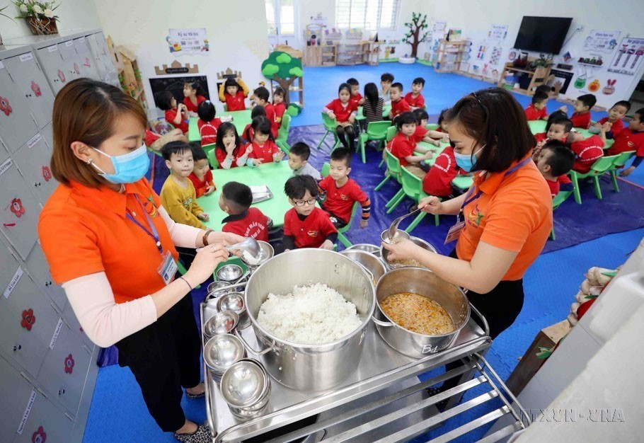 Xác định chế độ dinh dưỡng đóng vai trò hết sức quan trọng để trẻ mầm non phát triển toàn diện cả thể chất và trí tuệ, ngành giáo dục Thủ đô luôn quan tâm, chỉ đạo các trường mầm non trên địa bàn chú trọng công tác bảo đảm đầy đủ, hợp lý chất dinh dưỡng, vệ sinh an toàn thực phẩm. (Ảnh: Thanh Tùng/TTXVN)