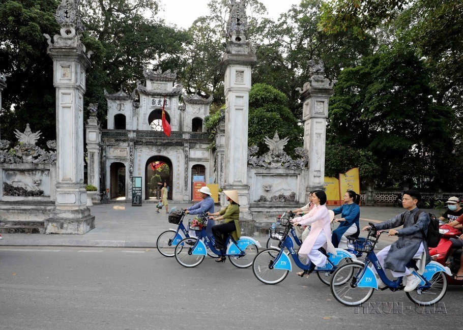 Hà Nội khẳng định vị thế, uy tín trong khu vực và trên trường quốc tế, xứng danh Thành phố vì Hòa bình được UNESCO trao tặng. Trong ảnh: Sự kiện “Áo dài kết nối du lịch và di sản Hà Nội lần thứ nhất - năm 2023” nhằm kích cầu du lịch, thu hút du khách trong nước và quốc tế, tăng cường quảng bá, giới thiệu các điểm đến của du lịch Hà Nội. (Ảnh: Nhật Anh/TTXVN)