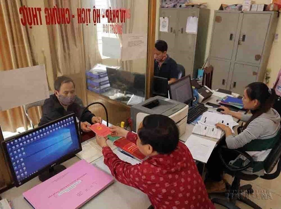 Người dân đến làm thủ tục hành chính tại bộ phận "một cửa" của UBND xã Hoa Sơn, huyện Ứng Hòa. Xã Hoa Sơn đạt chuẩn nông thôn mới nâng cao trong năm 2021. (Ảnh: Hoàng Hiếu/TTXVN)