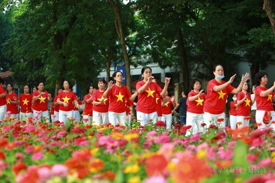 Hà Nội là thành phố bình yên, có sức hấp dẫn lớn đối với du khách, các nhà đầu tư và khách quốc tế không chỉ bởi cảnh đẹp và bề dày văn hóa truyền thống, mà còn ở sự an toàn tuyệt đối, sự thân thiện, hiếu khách của người dân Thủ đô. (Ảnh: TTXVN)