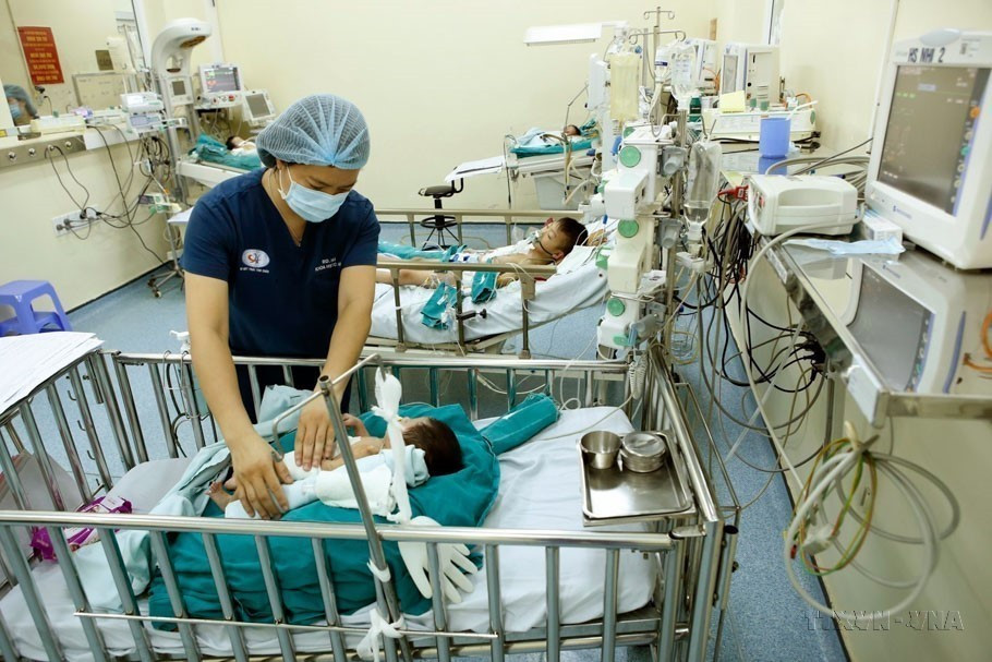 Bệnh viện Tim Hà Nội thực hiện kỹ thuật thông tim chẩn đoán và điều trị các bệnh tim bẩm sinh ngang tầm với khu vực và thế giới. (Ảnh: Dương Ngọc/TTXVN)