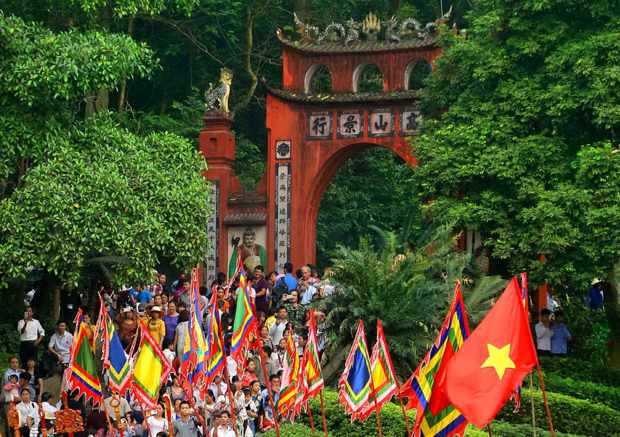 Các đoàn rước kiệu lên Đền Hùng. (Ảnh: Trung Kiên/TTXVN)