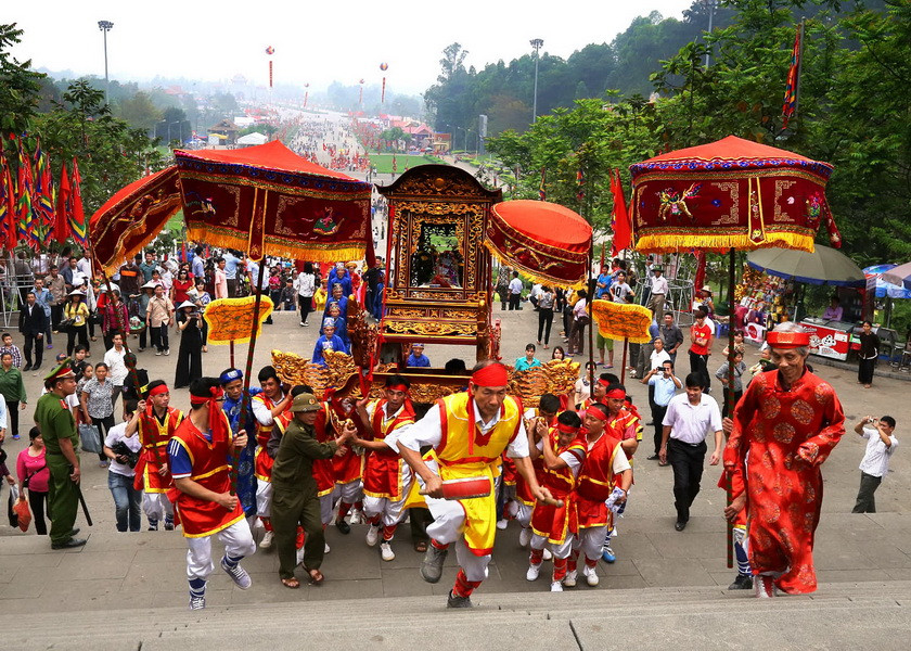Đoàn rước kiệu thị trấn Hùng Sơn, huyện Lâm Thao. (Ảnh: Trung Kiên/TTXVN)