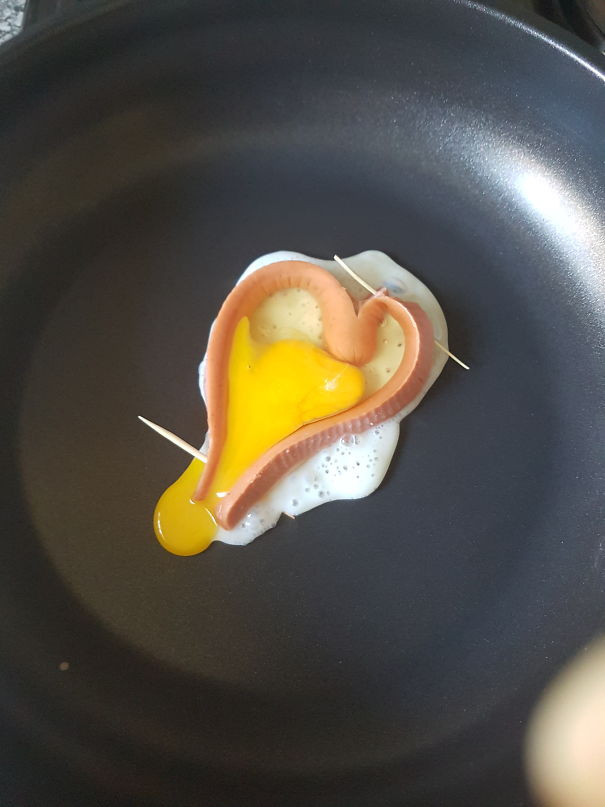 Trái tim thế này bảo sao tình cảm rò rỉ đi nơi khác hết. (Nguồn: boredpanda.com)