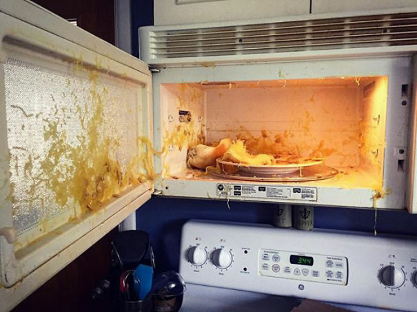 Xong phần Hướng dẫn nướng khoai bằng lò vi sóng,' giờ dến phần 'Hướng dẫn lau sạch lò vi sóng'.(Nguồn: boredpanda.com)