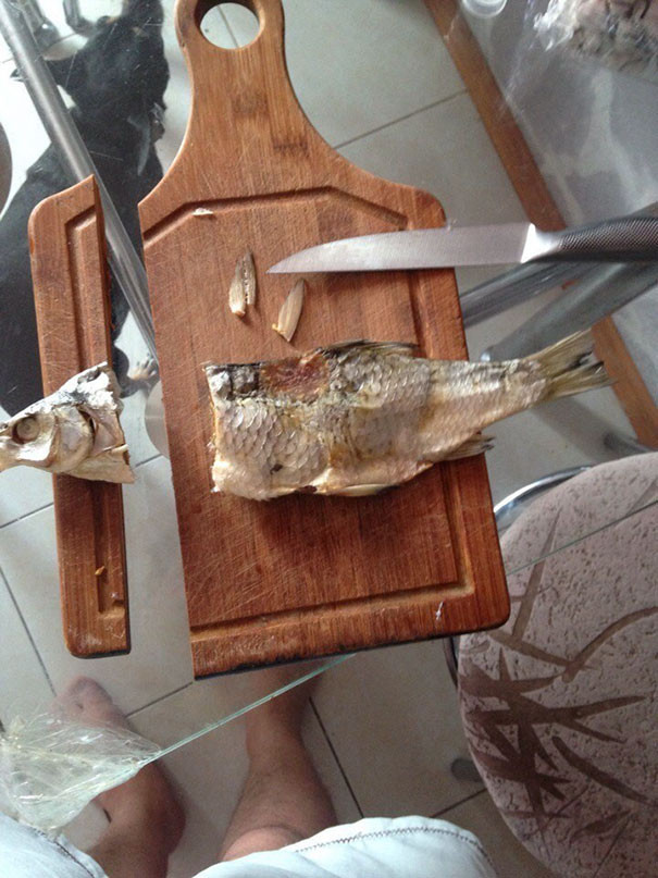 Một mảnh gỗ vừa rời ra từ tàu Tinanic, nhưng cũng chỉ đủ cứu mạng chiếc đầu của nàng Rose. (Nguồn: boredpanda.com)