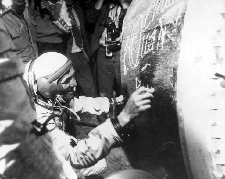 Phạm Tuân cũng là người đầu tiên của Việt Nam và châu Á bay lên vũ trụ vào năm 1980 (23-31/7/1980) trong chương trình Interkosmos của Liên Xô cùng nhà du hành vũ trụ Viktor Gorbatko. Trong ảnh: Nhà du hành vũ trụ Phạm Tuân ký tên vào khoang hạ cánh của tàu Liên hợp 37 khi vừa từ vũ trụ trở về trái đất, ngày 31/7/1980. (Ảnh: Quang Thành/TTXVN)