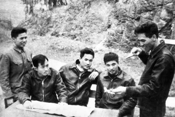 Phi công Phạm Tuân (ngoài cùng bên phải) cùng đồng đội thảo luận đánh B-52 trong trận 12 ngày đêm, tháng 12/1972. (Ảnh: Tư liệu/TTXVN)