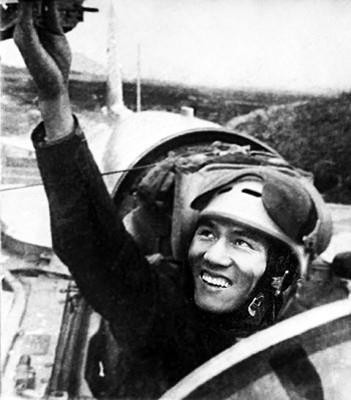 Thượng úy phi công Phạm Tuân trước giờ xuất kích. (Ảnh: Tư liệu/TTXVN)