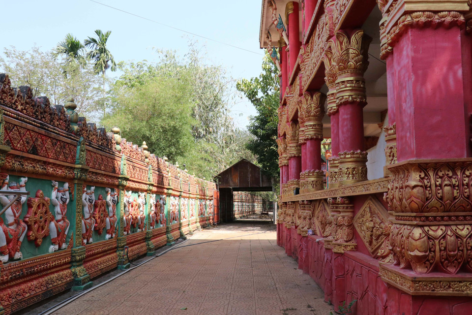 Tường rào bao quanh khuôn viên chùa được trang trí bởi câu truyện của khỉ Hanuman và 12 con giáp. (Ảnh: Sỹ Tuyên/TTXVN)