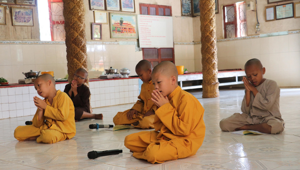 Chùa Sóc Lớn không chỉ là trung tâm sinh hoạt tôn giáo, văn hóa, xã hội của cộng đồng người Khmer, còn là một ngôi trường dạy chữ, dạy đạo lý cho con em người dân tộc Khmer tại địa phương. (Ảnh: Sỹ Tuyên/TTXVN)