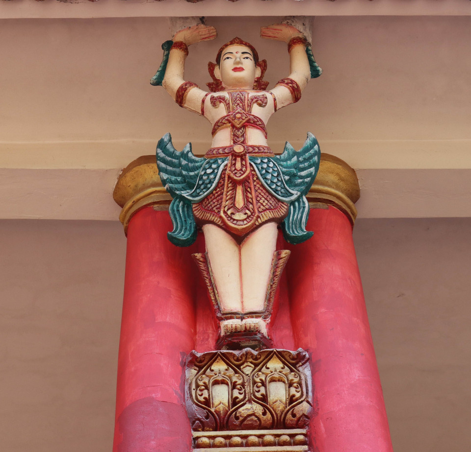 Bên ngoài giảng đường Sala là các tượng Gadura nâng đỡ cột mái, tượng trưng cho cái đẹp và sức mạnh đoàn kết của toàn dân tộc. (Ảnh: Sỹ Tuyên/TTXVN)