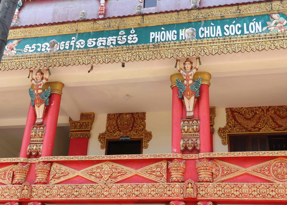 Các cột đứng được đắp nổi hoa văn chư thiên - mang tính chất tôn nghiêm và mang ý nghĩa hộ trì. Các cột ngang lại được trang trí bằng những phù điêu đắp nổi thần Rahu - thần gió nuốt mặt trăng. (Ảnh: Sỹ Tuyên/TTXVN)