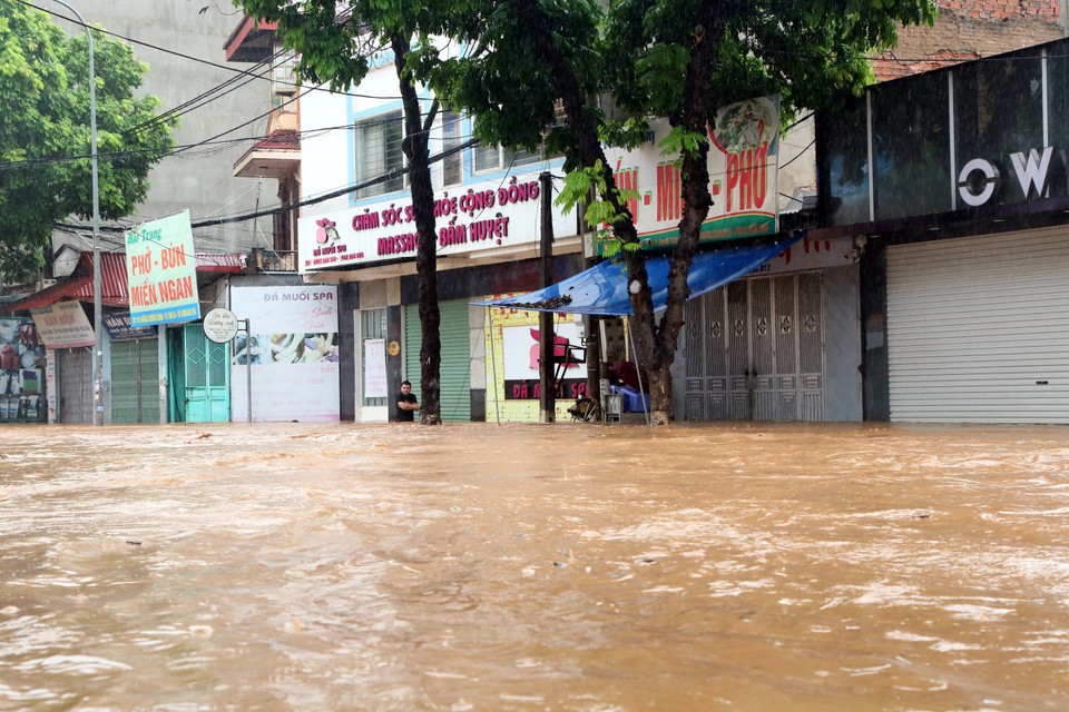 Khu vực đường Trường Chinh, thành phố Sơn La bị ngập sâu, ảnh hưởng đến sinh hoạt và đi lại của người dân. (Ảnh: Quang Quyết/TTXVN)