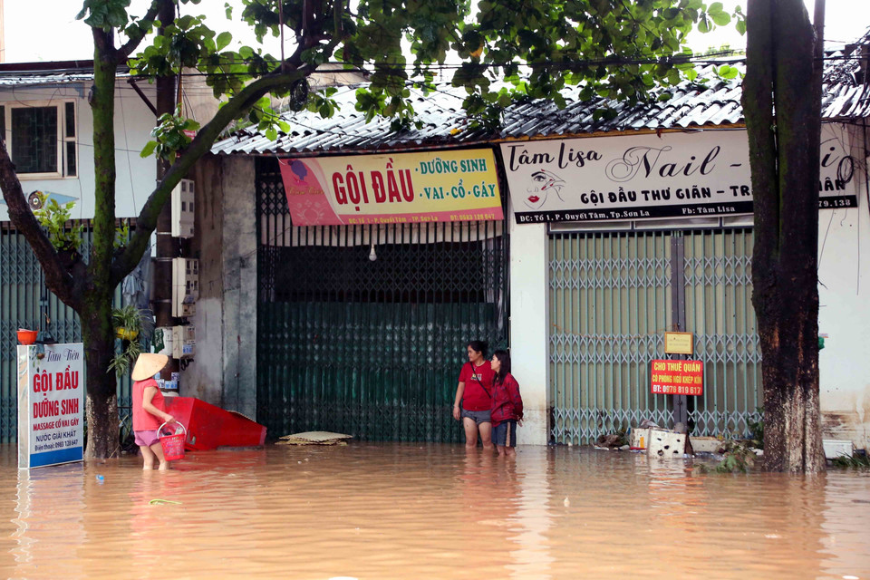 Trục Quốc lộ 6 qua tổ 1, phường Quyết Tâm, thành phố Sơn La bị ngập úng gây ảnh hưởng đến sinh hoạt và đi lại của người dân. (Ảnh: Quang Quyết/TTXVN)