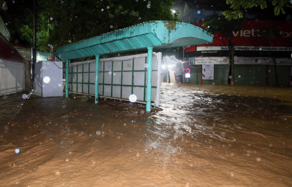Tuyến đường Trường Chinh, phường Quyết Thắng, thành phố Sơn La, tỉnh Sơn La có nơi ngập sâu hơn 1m. (Ảnh: Quang Quyết/TTXVN)