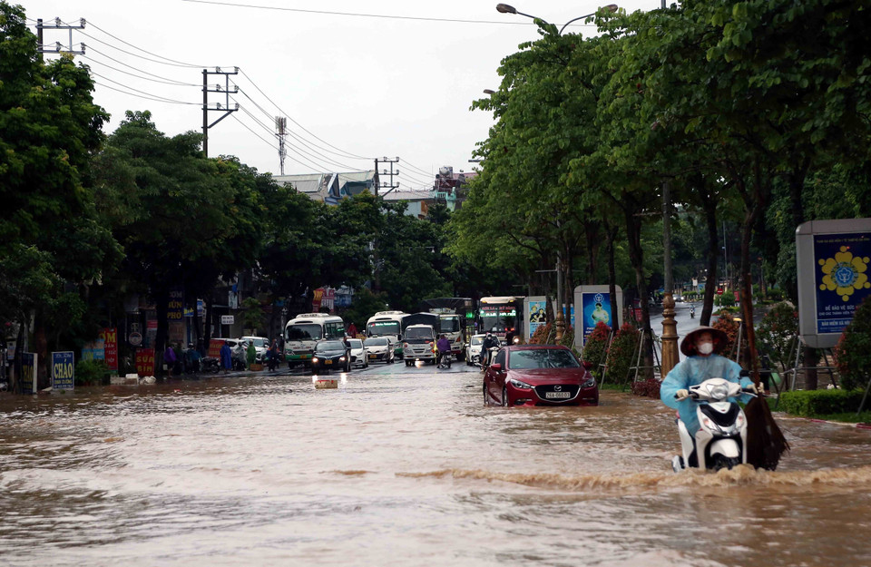 Trục Quốc lộ 6 qua thành phố Sơn La bị ngập úng gây ảnh hưởng đến sinh hoạt và đi lại của người dân. (Ảnh: Quang Quyết.TTXVN)