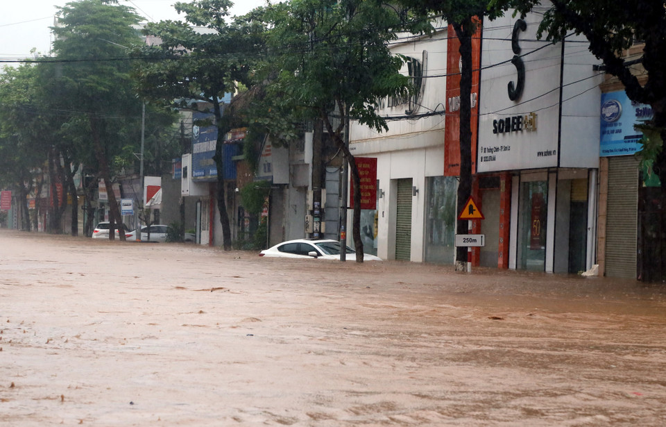 Khu vực đường Trường Chinh, thành phố Sơn La bị ngập úng gây ảnh hưởng đến tài sản, sinh hoạt và đi lại của người dân. (Ảnh: Quang Quyết/TTXVN)