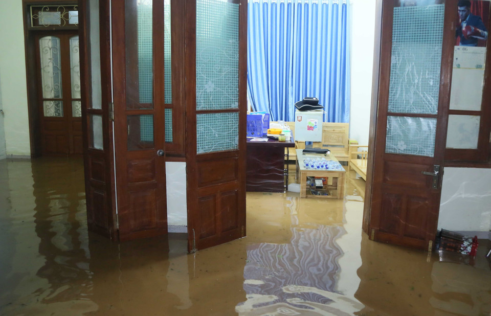 Tuyến đường Trường Chinh, phường Quyết Thắng, thành phố Sơn La, tỉnh Sơn La có nơi ngập sâu hơn 1m tràn vào nhiều công sở, nhà dân. (Ảnh: Quang Quyết/TTXVN)