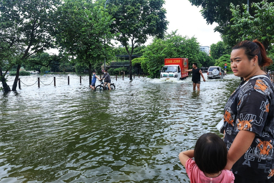 Mưa cả ngày 23/7 khiến nhiều nơi bị ngập sâu. (Ảnh: Tuấn Anh/TTXVN)